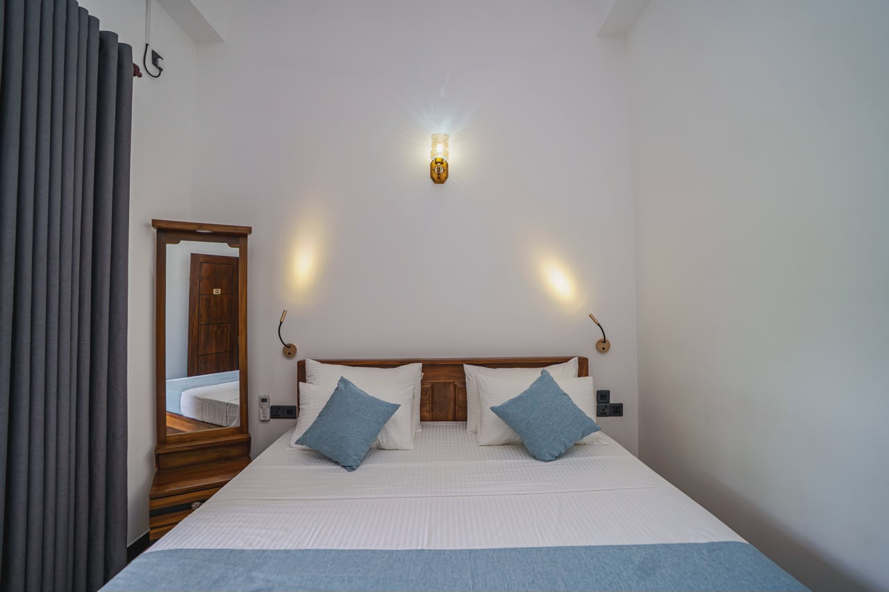 Double bed in a guest room